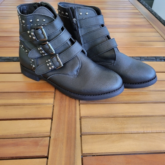 Stylish Black  Boots with Buckle Design - Picture 2 of 9